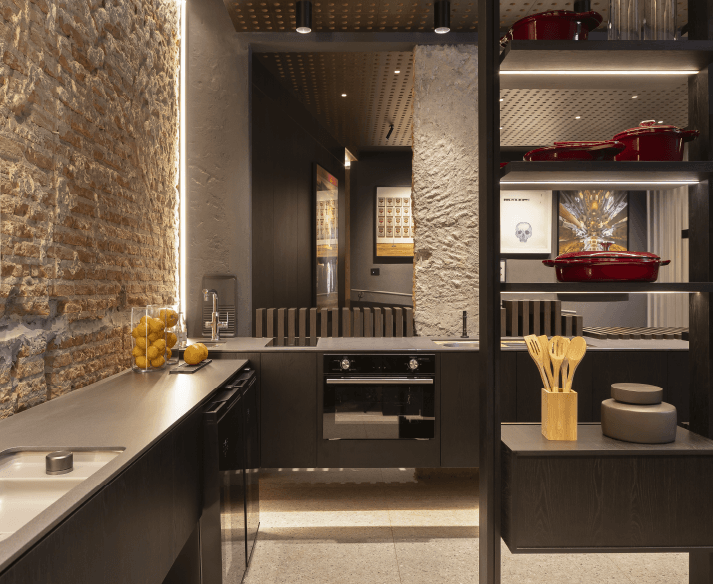 <p>Um ambiente onde a cozinha se transforma em ponto de encontro e refúgio.</p>