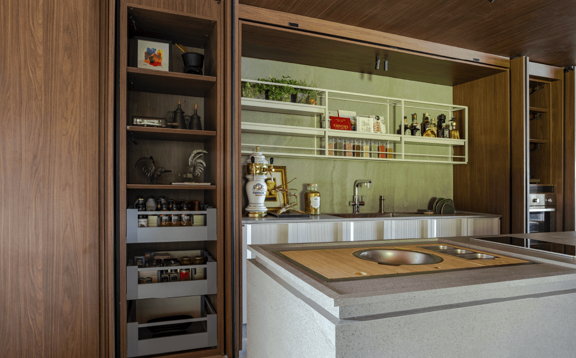 <p>A cozinha se abre como ponto de encontro.</p>