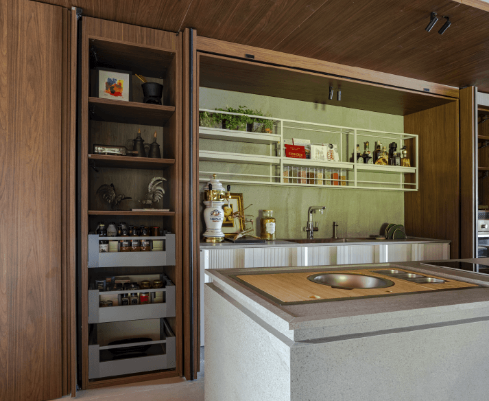 <p>A cozinha se abre como ponto de encontro.</p>